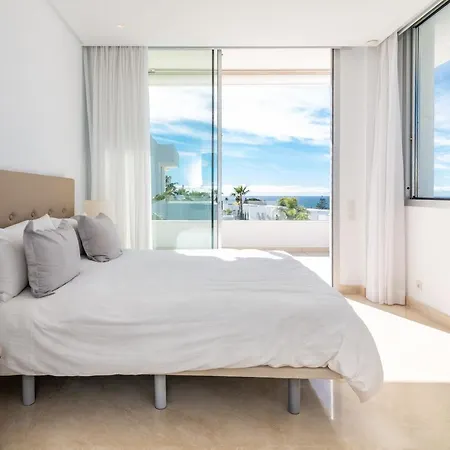 New Luxurious 4-bdrm Next To Beach/golf — La Marbella